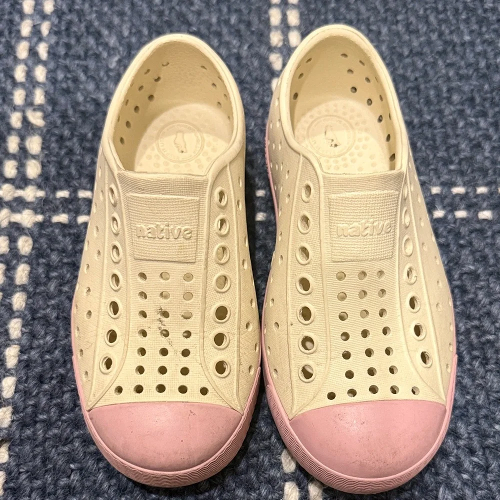 Native Kids Water Shoes in Cream and Pink - Picture 1 of 3